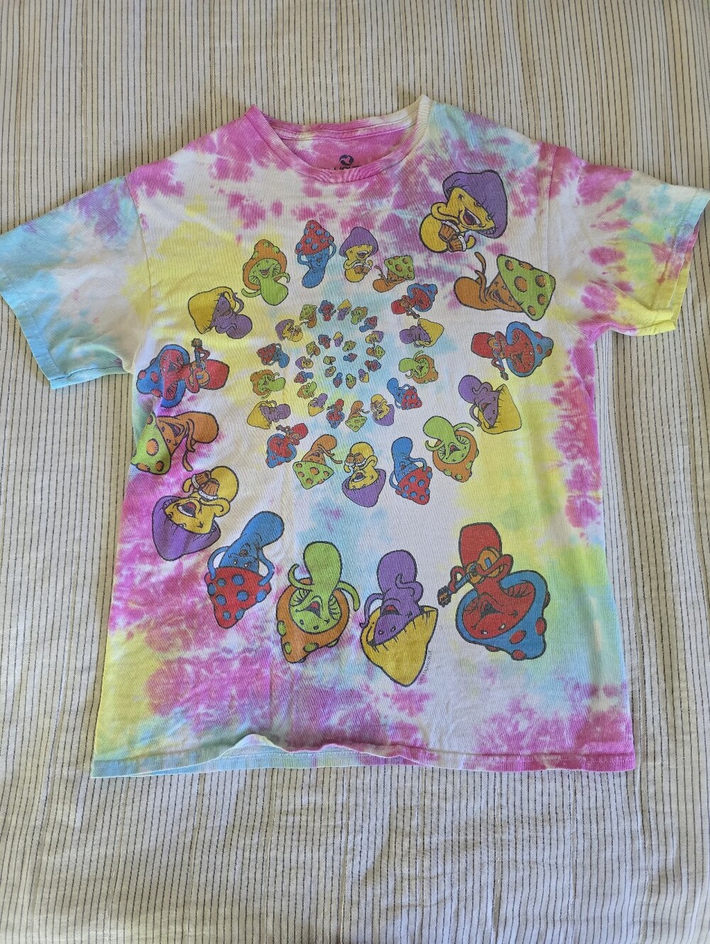 2016 Dancing Mushroom Liquid Blue T-shirt Size M Colorful Tie Dye Psychedelic